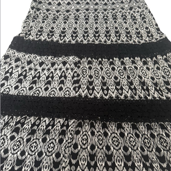 Black and White Patterned Skirt - Picture 4 of 4